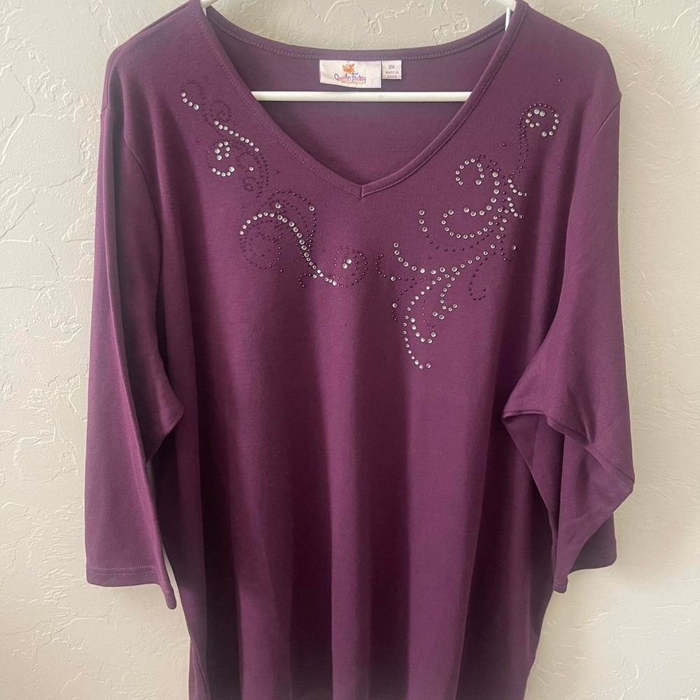 *NWOT* Quacker Factory V-Neck Top Women's Size 2X purple W/Rhinestones